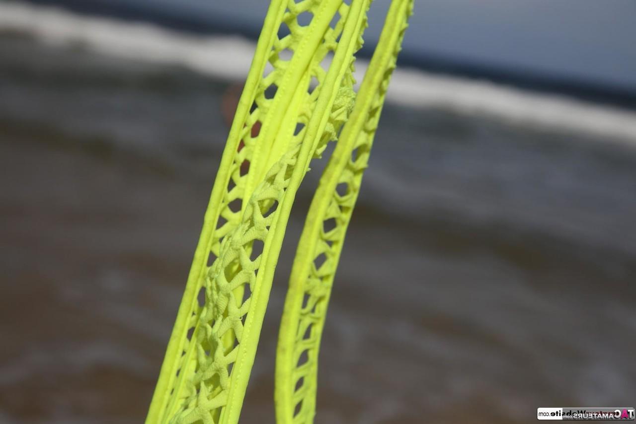 16P Chica sola se quita el traje de baño en la playa mientras luce un tapón anal