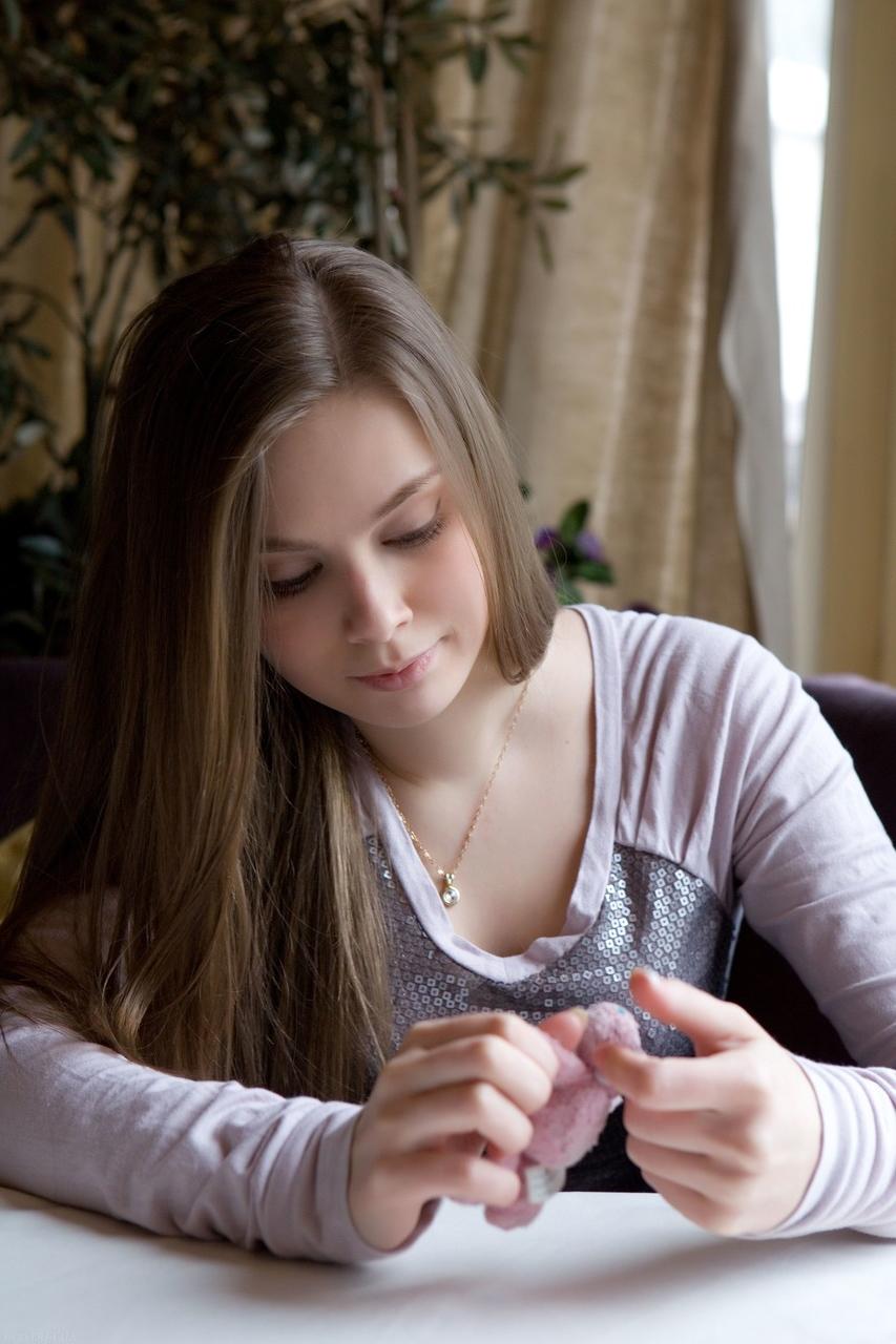 20P Die brünette Teenagerin Kristel A enthüllt ihren schlanken Körper und posiert auf einem Stuhl