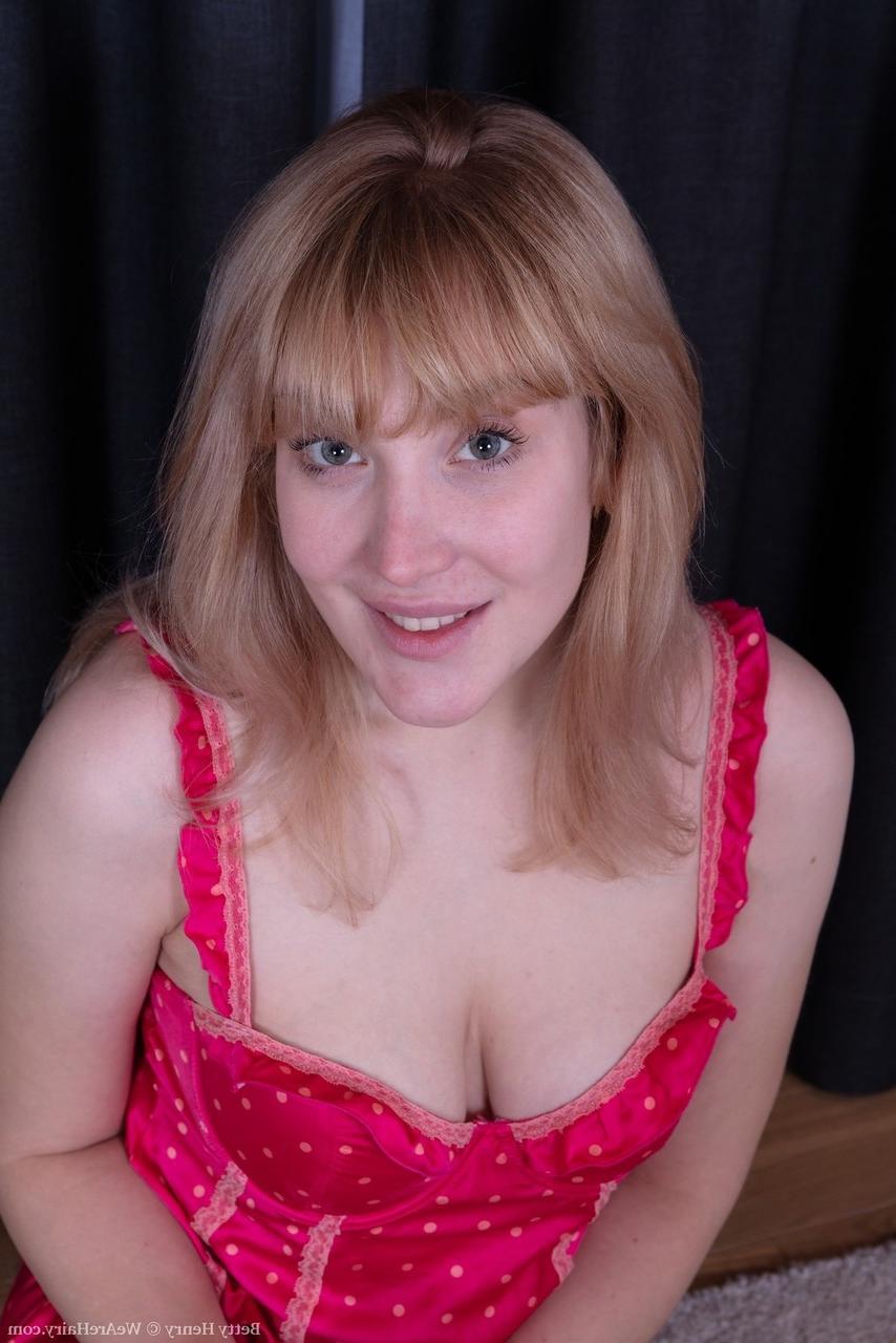 16P La amateur betty henry resalta su coñito peludo tras desnudarse