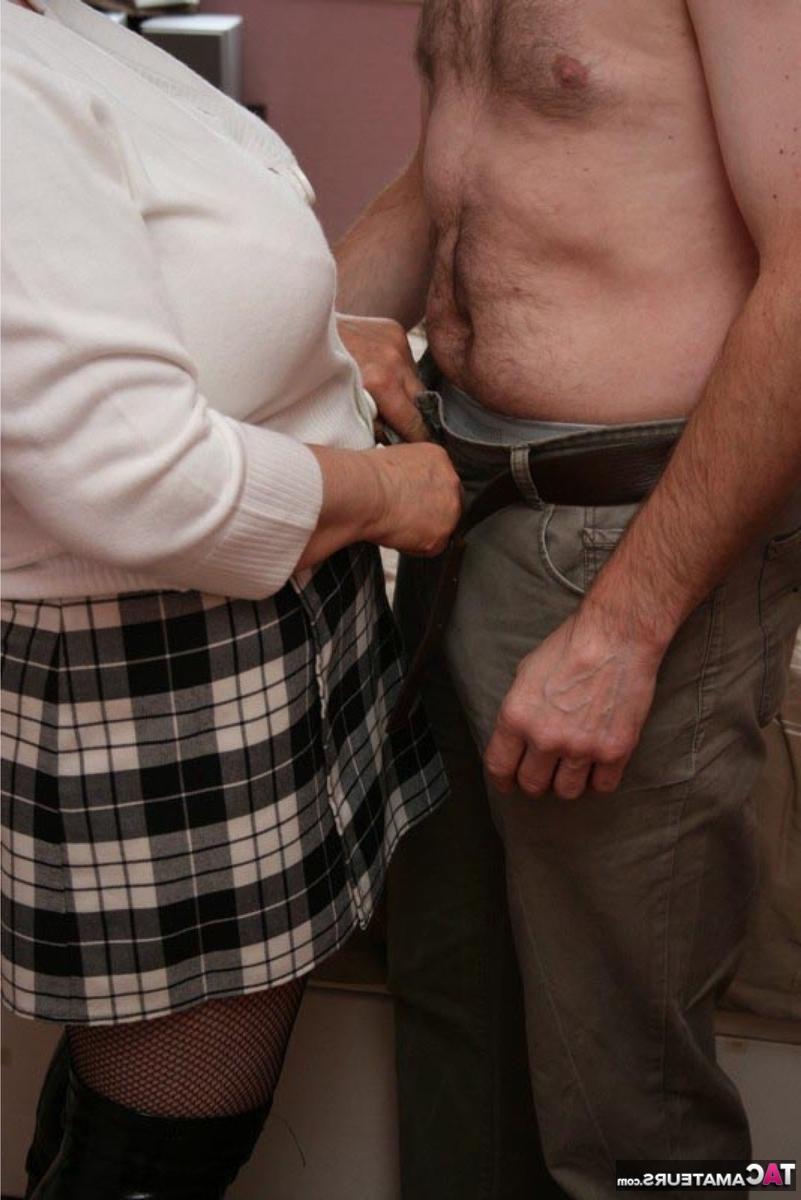 16P Die reife Britin Kinky Carol lässt sich auf ein Vorspiel mit ihrem Liebhaber ein