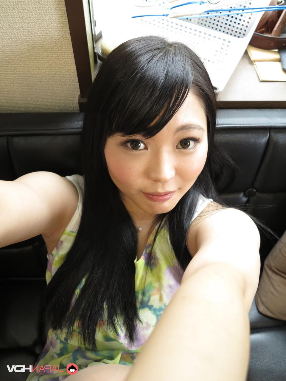 20P Der sexy japanische Teenager Yui Kawagoe wird bei einem asiatischen Dreier am Spieß gebraten