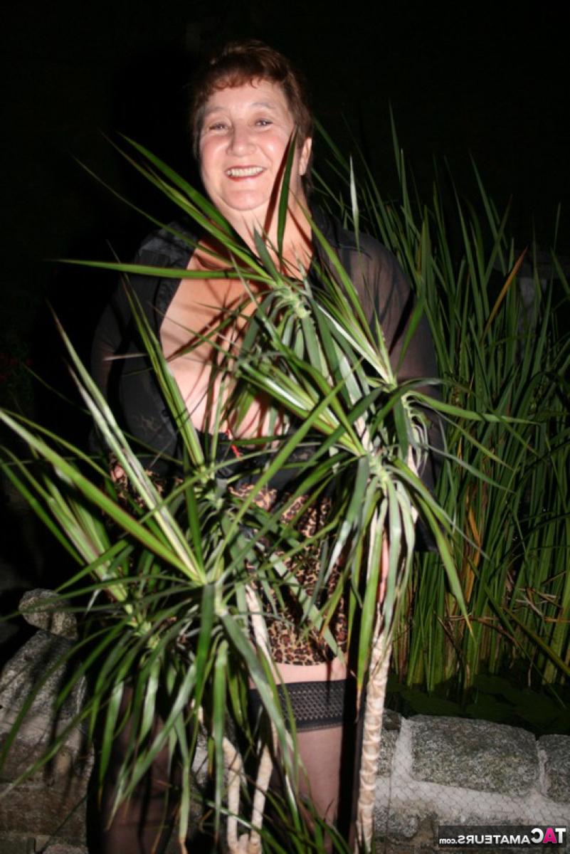 16P Die übergewichtige reife Frau Kinky Carol modelt in einem Garten und entblößt ihre Dessous