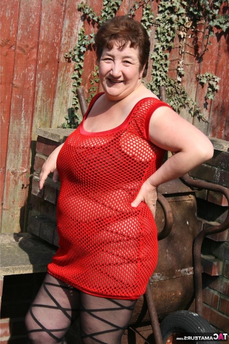 16P Kinky Carol, une grosse britannique plus âgée, enlève sa robe à l'extérieur dans des collants sexy.