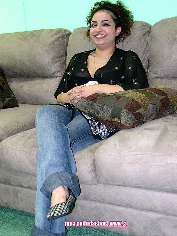 20P Die irakische Teenagerin Lena Love zieht sich auf einer Casting-Couch aus und zeigt ihre schlaffen großen Titten