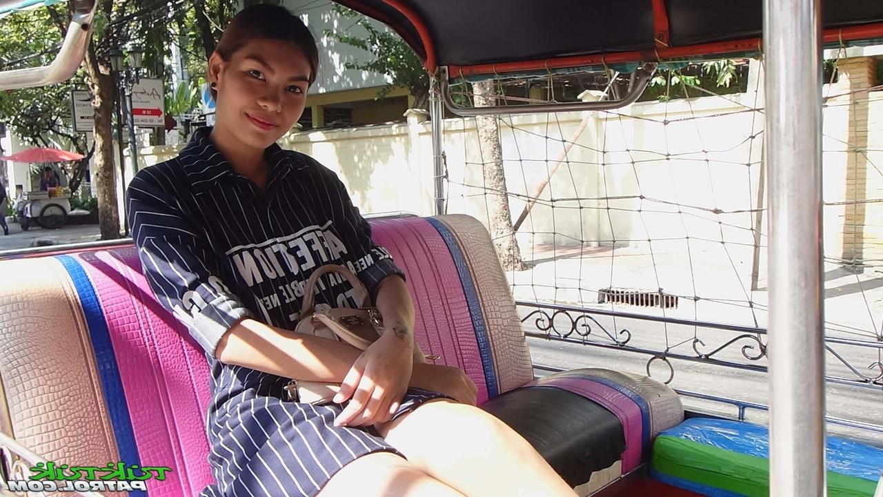 20P O lindo amador asiático Prik expõe seu corpo esguio e é abalroado em ação POV
