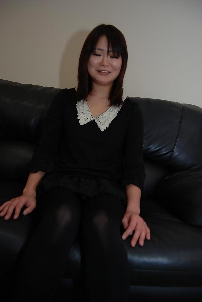 16P 熟女の根本あきこが裸体で遊んでいる様子をクローズアップで撮影