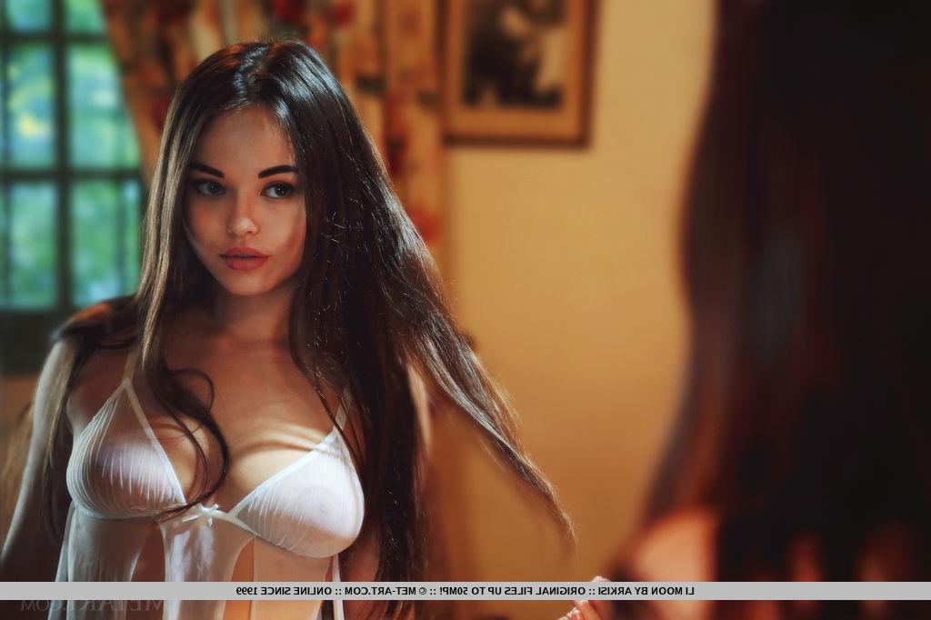 18P A pequena adolescente asiática Li Moon usa lingerie reveladora durante a ação solo