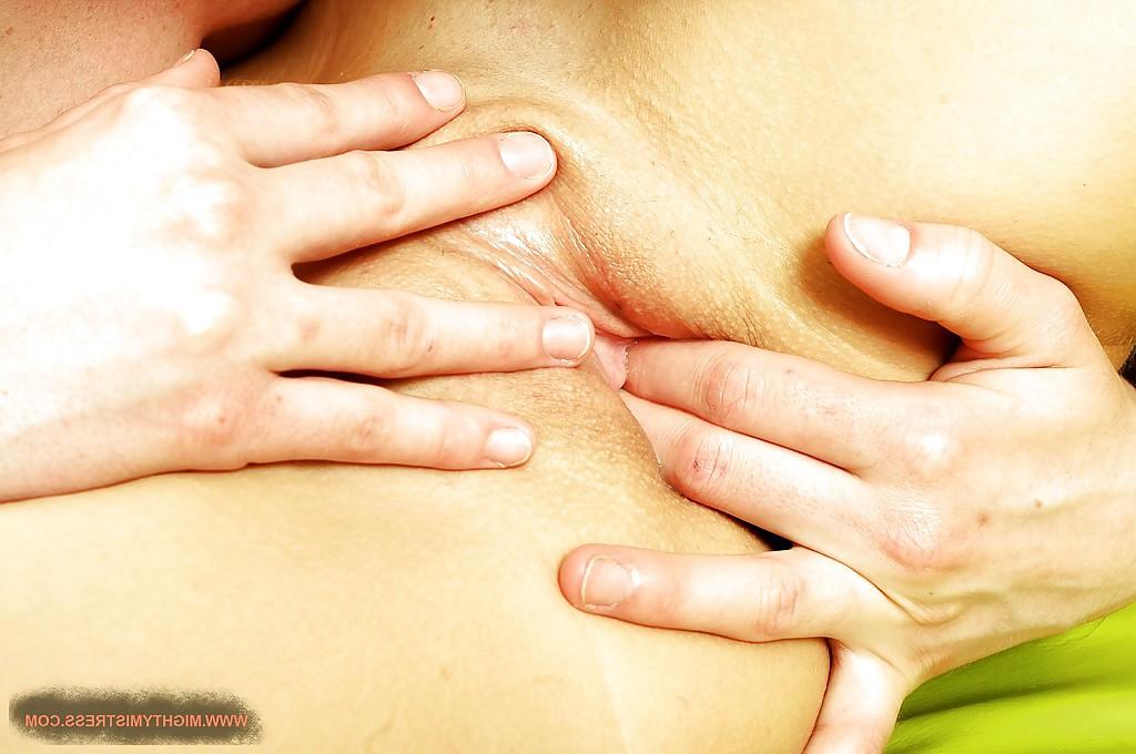16P Doces lésbicas fodíveis com tesão lambendo e dedilhando os buracos uns dos outros