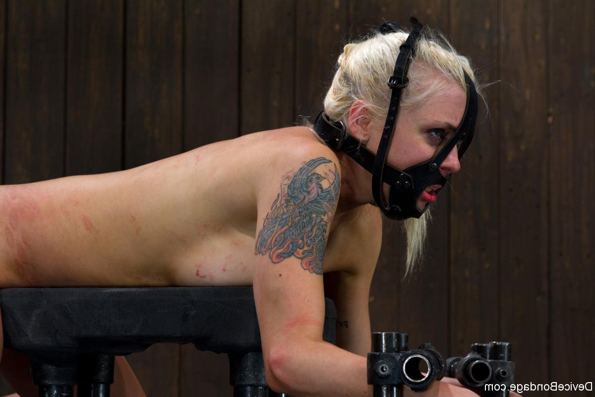 20P Die unterwürfige Blondine Lorelei Lee bekommt einen harten Gesichtsfick in Metall-Bondage