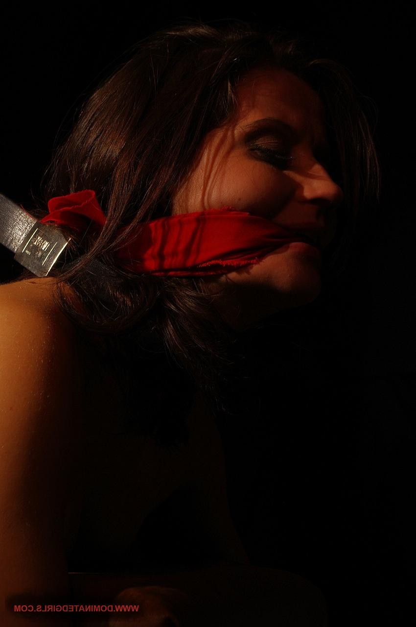 17P 魅力的な従順なマドリン・ムーンが荒々しいBDSMアナル・バンのために服を脱ぐ