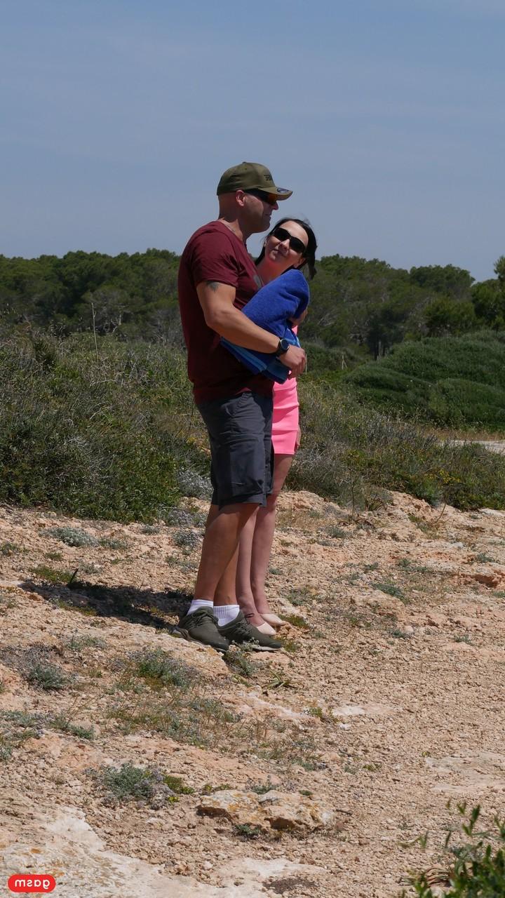 15P Une salope fait une pipe torride et prend une éjaculation sur ses seins à la plage