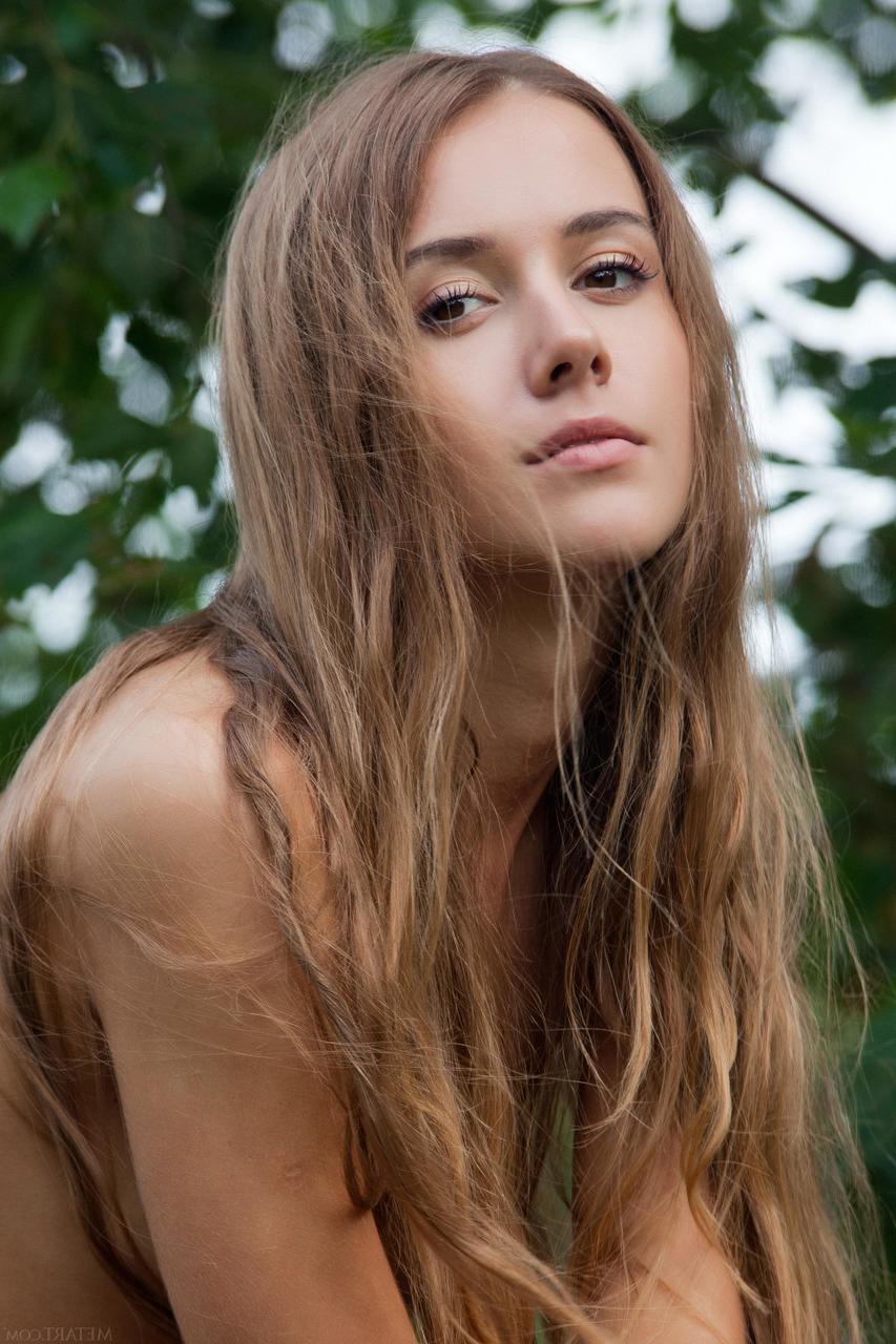 20P Estonian babe Lina Diamond gets rid of her jean shorts and poses naked outside