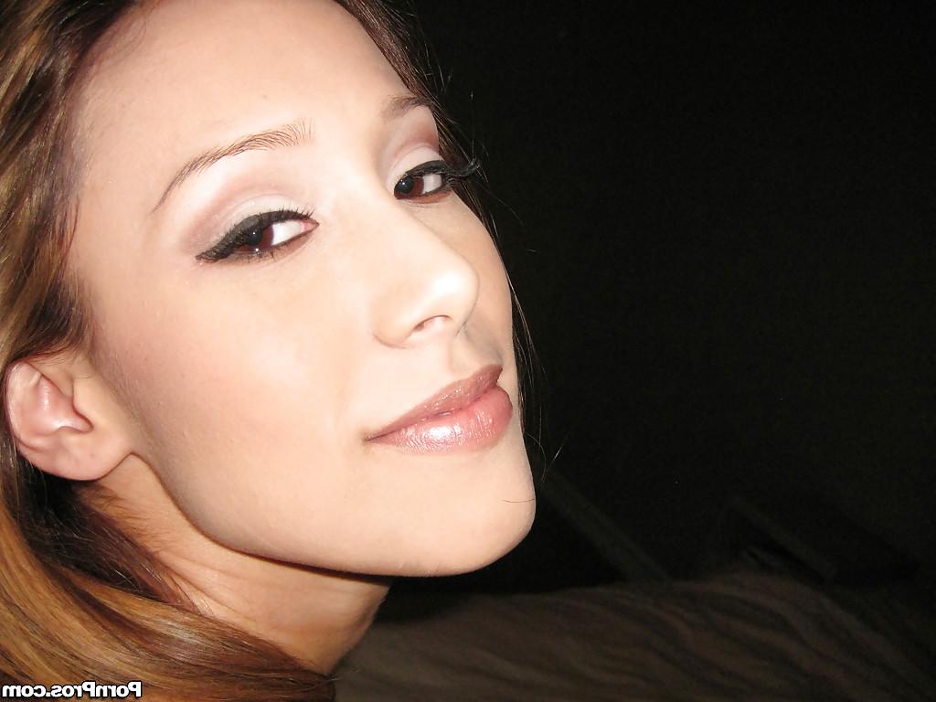 16P Taryn Kemp, ex-petite amie asiatique, pose nue pour son petit ami.