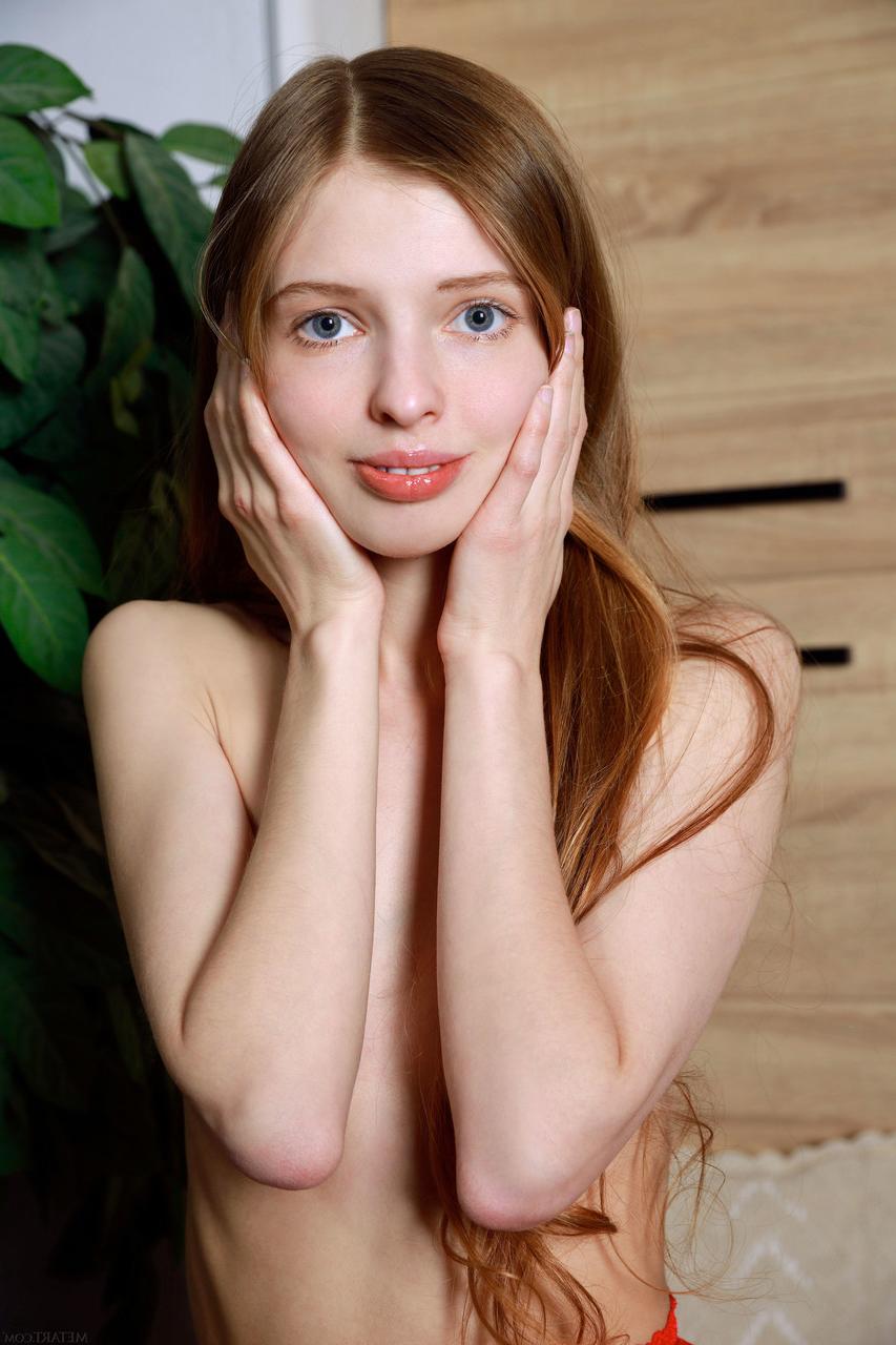 20P Die glamouröse Teenagerin Mary Lane verliert ihre roten Dessous und zeigt ihre haarigen Löcher