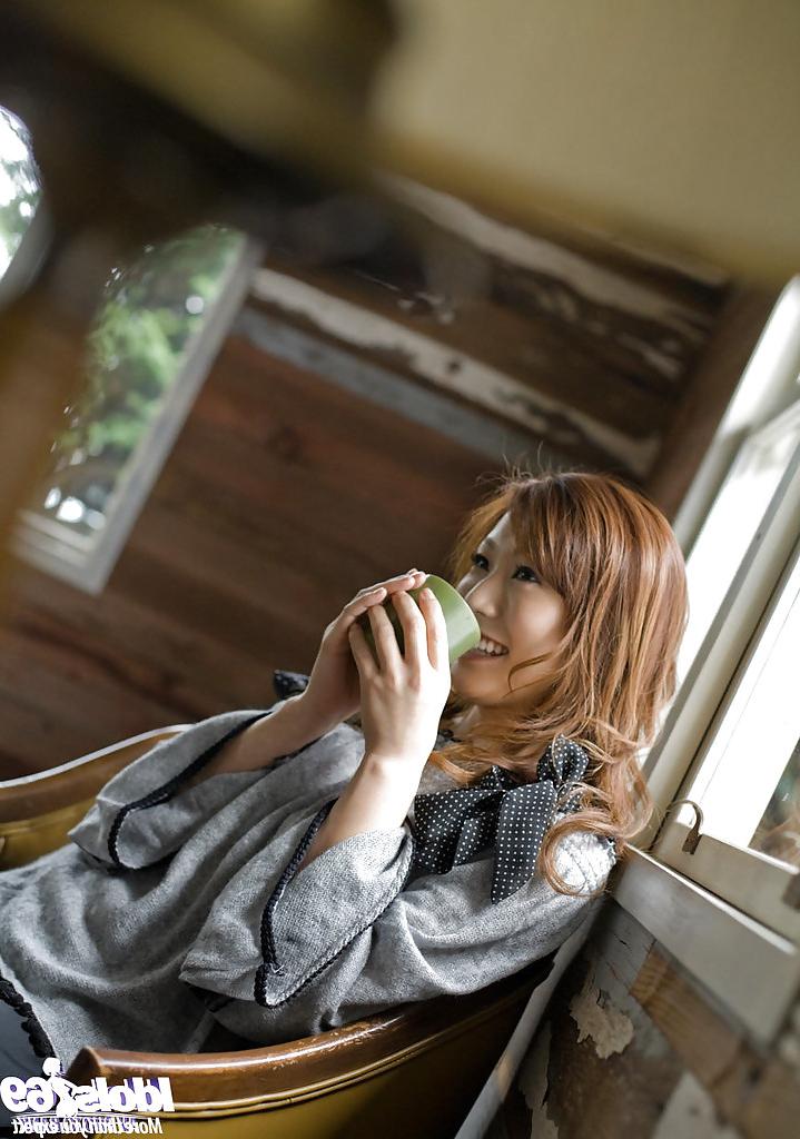 15P Das hübsche asiatische Babe Emi Harukaze enthüllt ihren verführerischen Körper