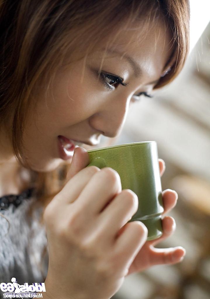 15P Das hübsche asiatische Babe Emi Harukaze enthüllt ihren verführerischen Körper