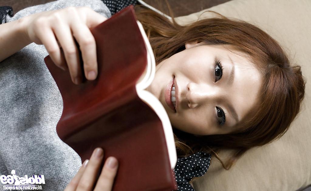 15P Das hübsche asiatische Babe Emi Harukaze enthüllt ihren verführerischen Körper