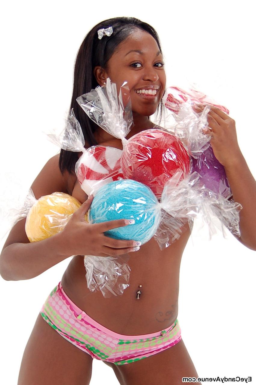 16P La linda joven negra Amber se desnuda con calcetines de colores