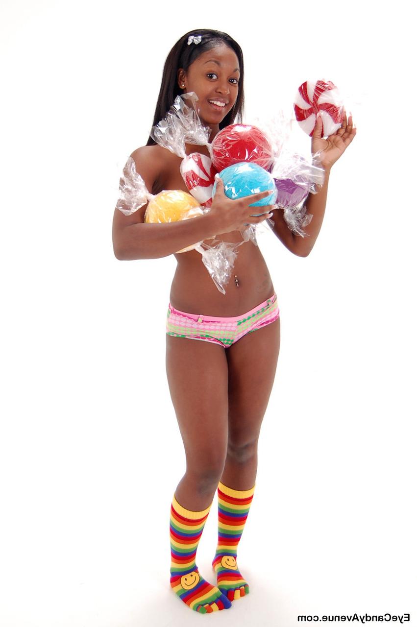 16P La linda joven negra Amber se desnuda con calcetines de colores