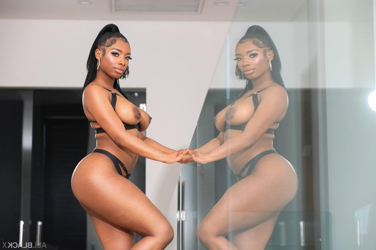 20P A gata negra Jaymee Green tem peitos grandes e buceta transada por uma BBC
