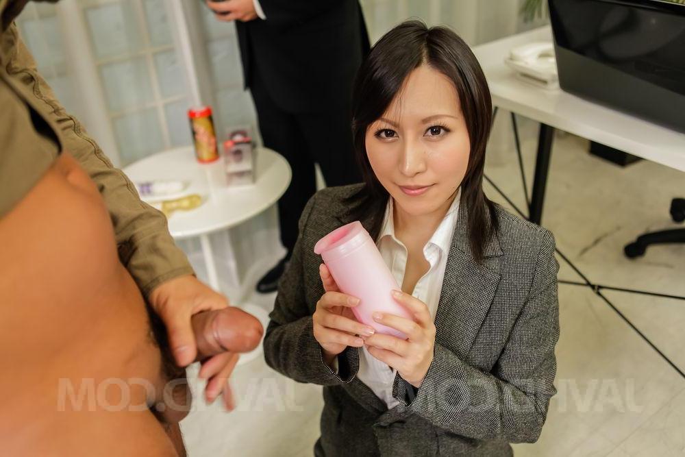 15P Japanese female executive Yuuna Hoshisaki demonstrates how to use a Fleshlight