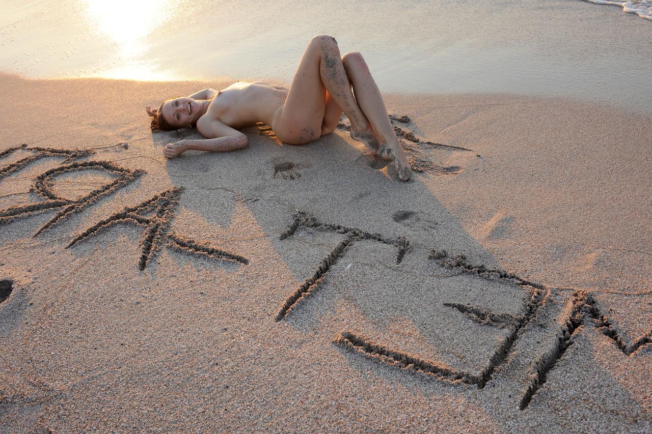 20P La dulce amateur Dana D muestra sus suaves tetas y posa en la playa