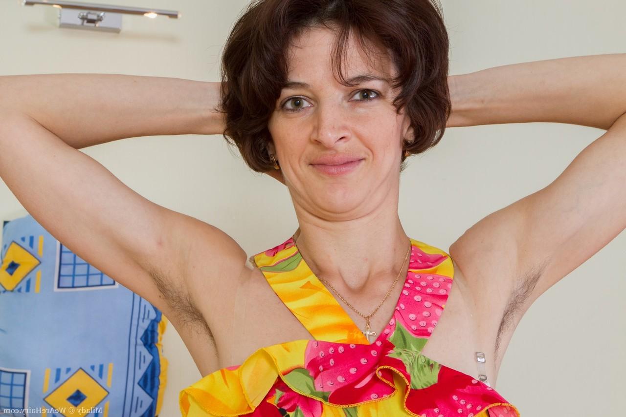 16P Die schlichte brünette Milady zeigt eine fast flache Brust und spreizt ihre stark behaarte Vagina