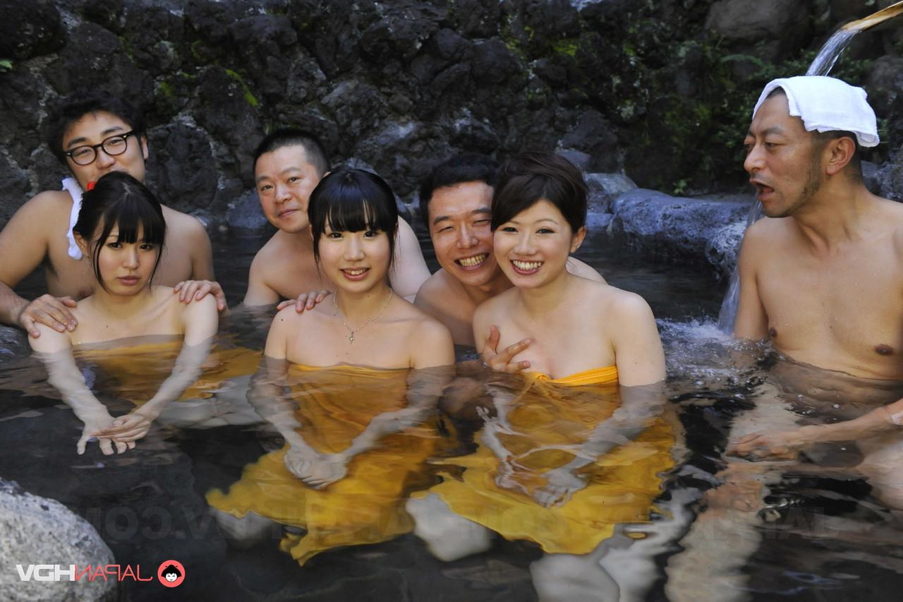 15P Chicas japonesas desnudas se unen a un grupo de chicos en un jacuzzi al aire libre