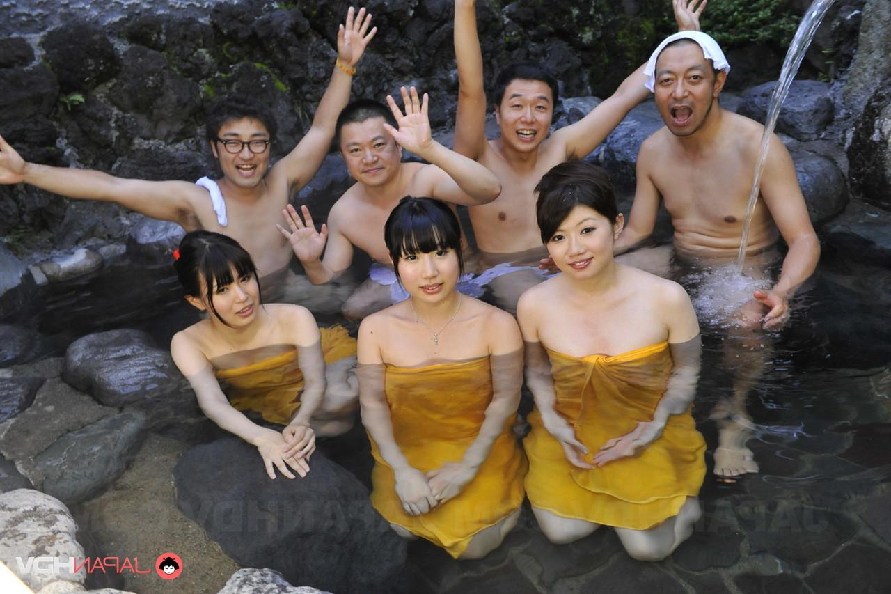 15P Chicas japonesas desnudas se unen a un grupo de chicos en un jacuzzi al aire libre