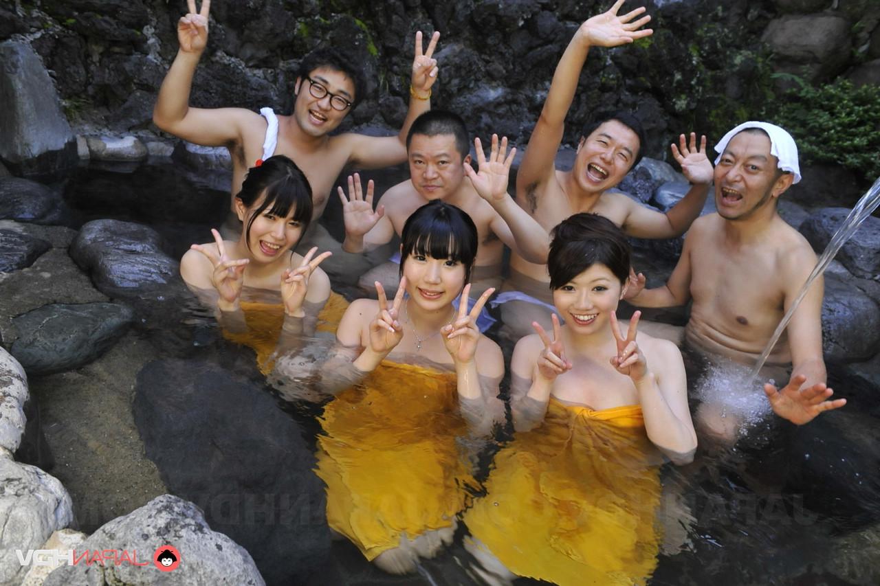 15P Chicas japonesas desnudas se unen a un grupo de chicos en un jacuzzi al aire libre