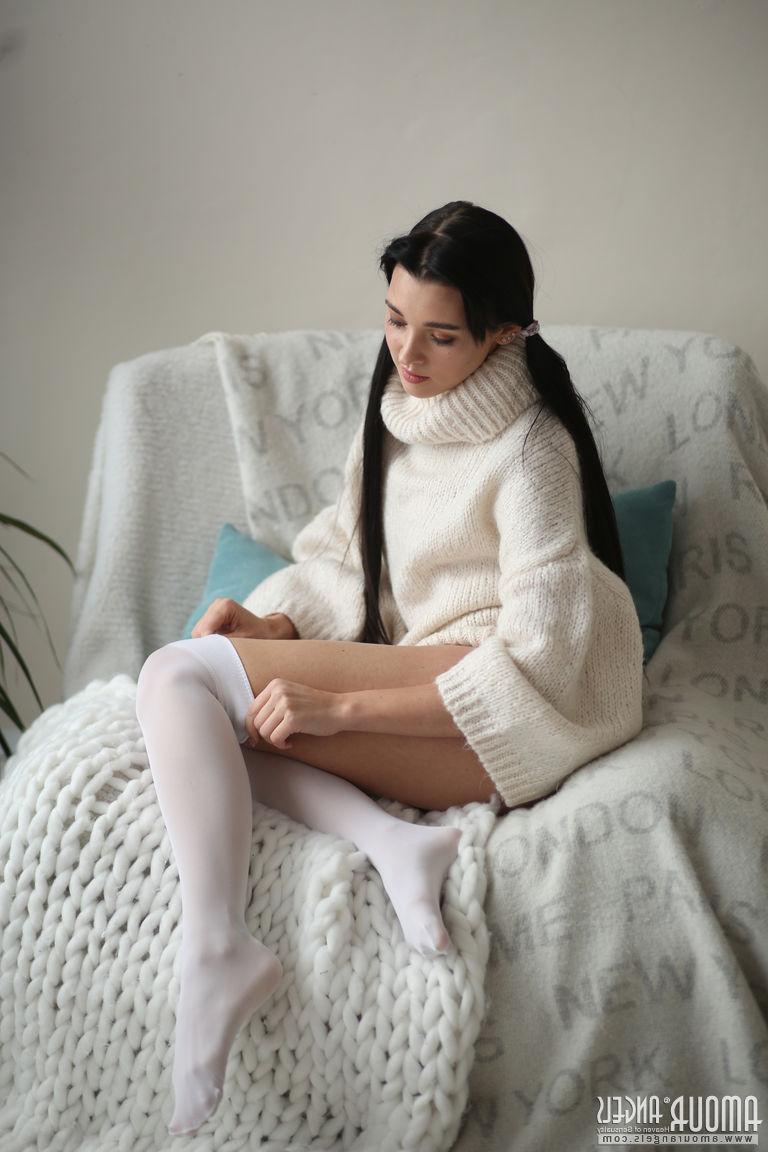19P La hermosa joven vlada juega con sus largas coletas mientras se desnuda