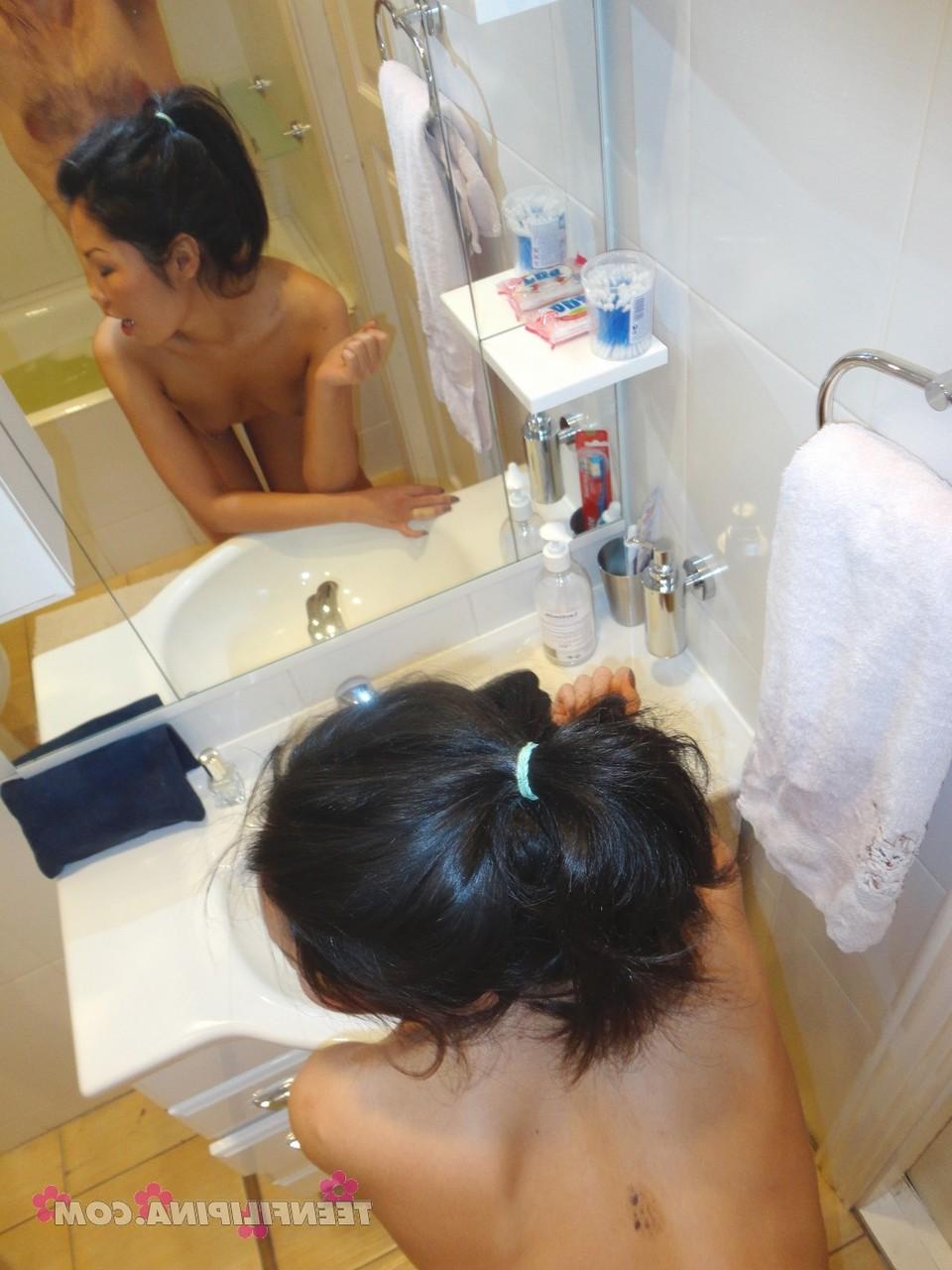 12P Pequeña filipina tiene sexo POV con su novio en el baño