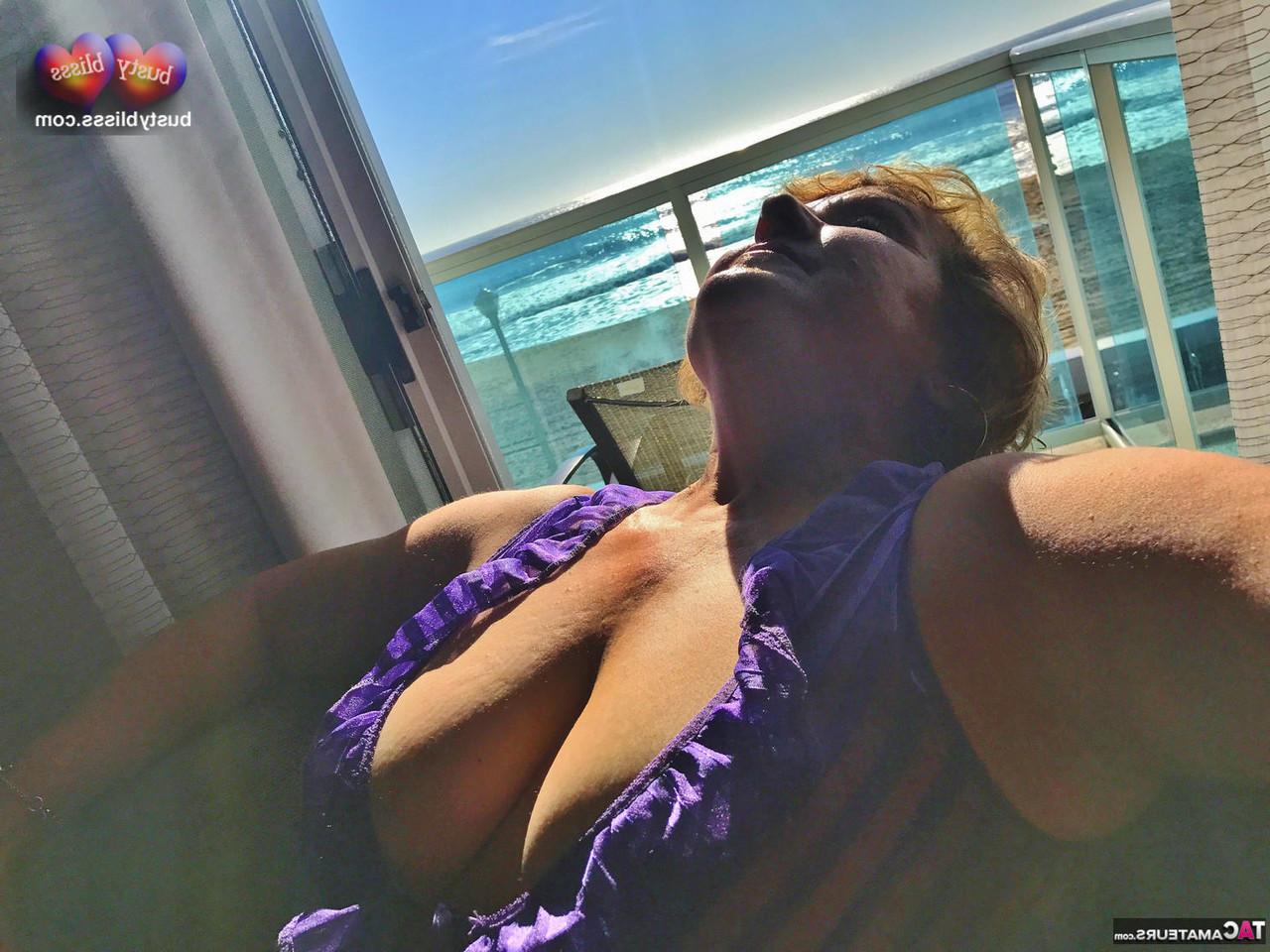 16P A senhora mais velha Busty Bliss exibe seus seios naturais durante uma apresentação solo