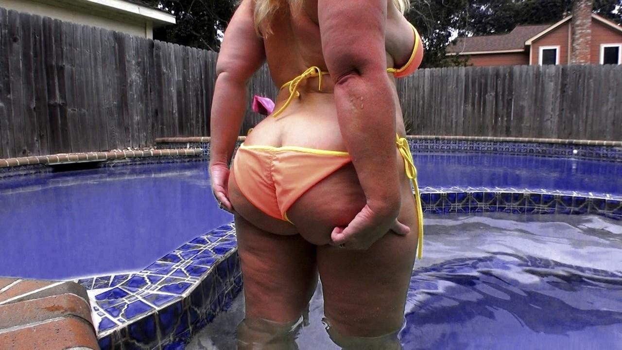 17P Dee Siren, femme amateur, montre son gros cul en portant un bikini à cordes.