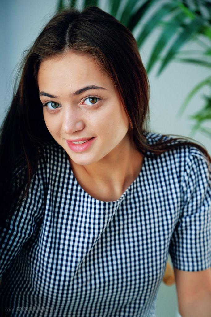 16P A doce adolescente morena Angely Grace fica nua de uma forma agradável