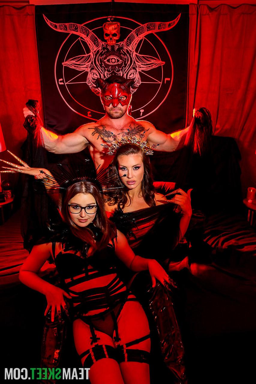 20P Las adolescentes Leana Lovings y Mandy Waters participan en un cuarteto pervertido