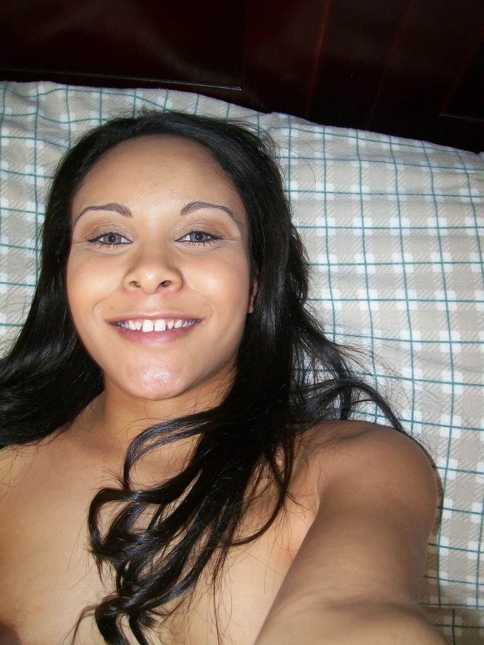 20P La deliciosa joven Jaslin Cortez muestra su gran culo y su coño perforado en solitario