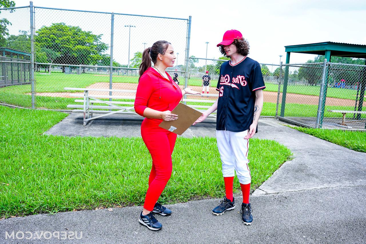 20P MILF with big tits & ass Callie Brooks seduces & screws a baseball player