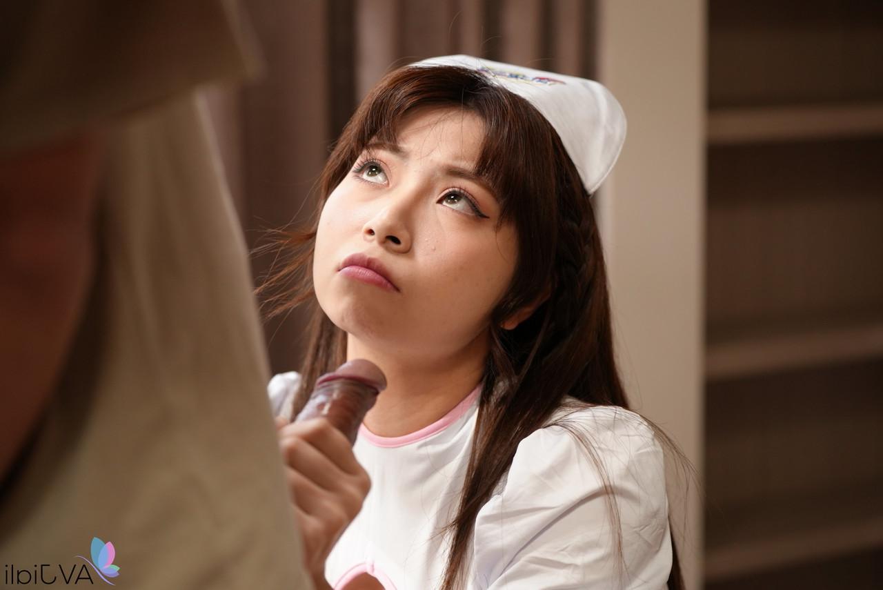 15P L'infirmière japonaise Ranako a des relations sexuelles dans son uniforme