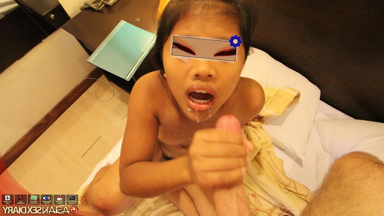 15P Menina asiática com seios firmes faz sexo na cama com esperma no rosto