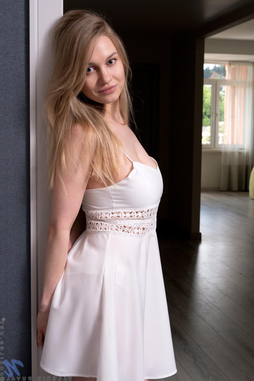 20P A adolescente sexy Valerie Duval mostra seus peitos grandes naturais e brinquedos com seu vibrador