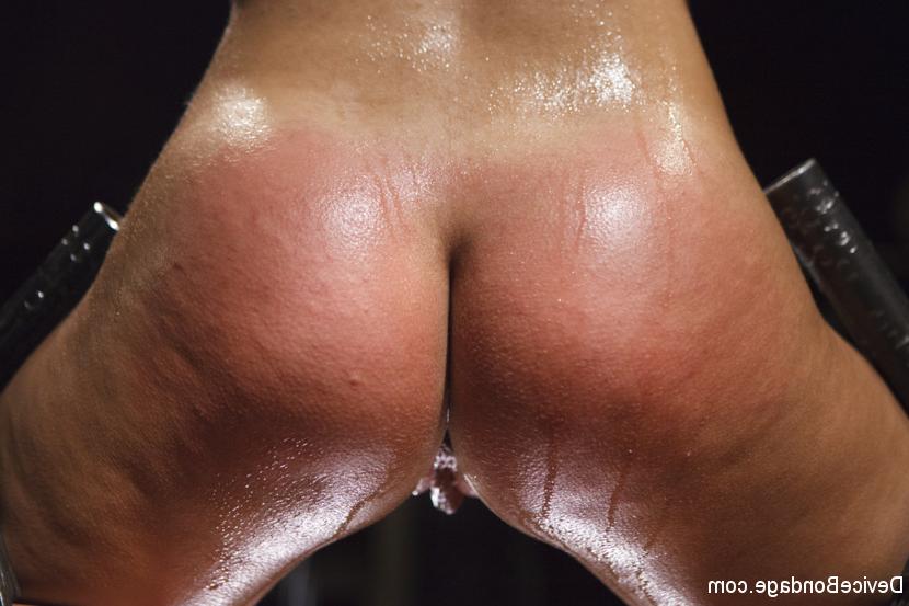 15P Nacktes Mädchen wird beim Kompressions-Bondage und Sinnesspiel geknebelt