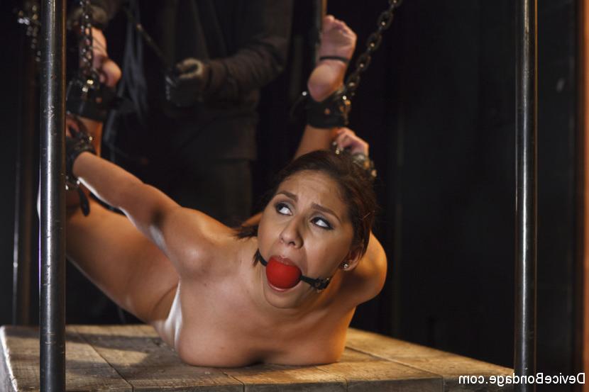 15P Nacktes Mädchen wird beim Kompressions-Bondage und Sinnesspiel geknebelt