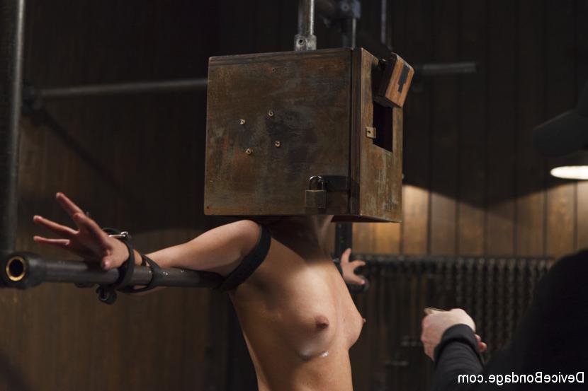 15P Nacktes Mädchen wird beim Kompressions-Bondage und Sinnesspiel geknebelt