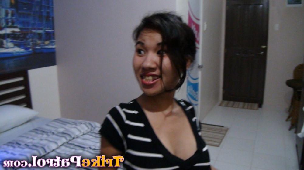 15P Filipina amadora Ladyhoney mostra sua bunda apertada em uma loja antes do POV foder