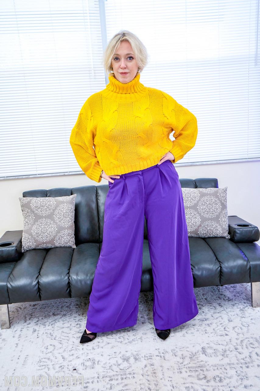 20P Die kurvige Mutter Dee Williams reitet einen großen Schwanz, nachdem sie in verschiedenen sexy Outfits neckt