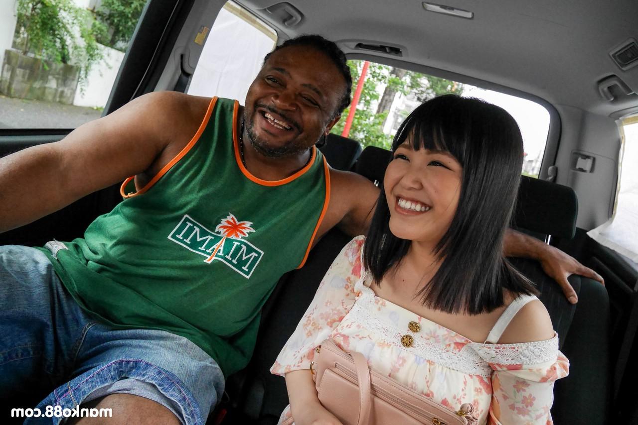 20P 素晴らしいジャグを持つ小柄な日本人熟女がシャワーで黒くなる