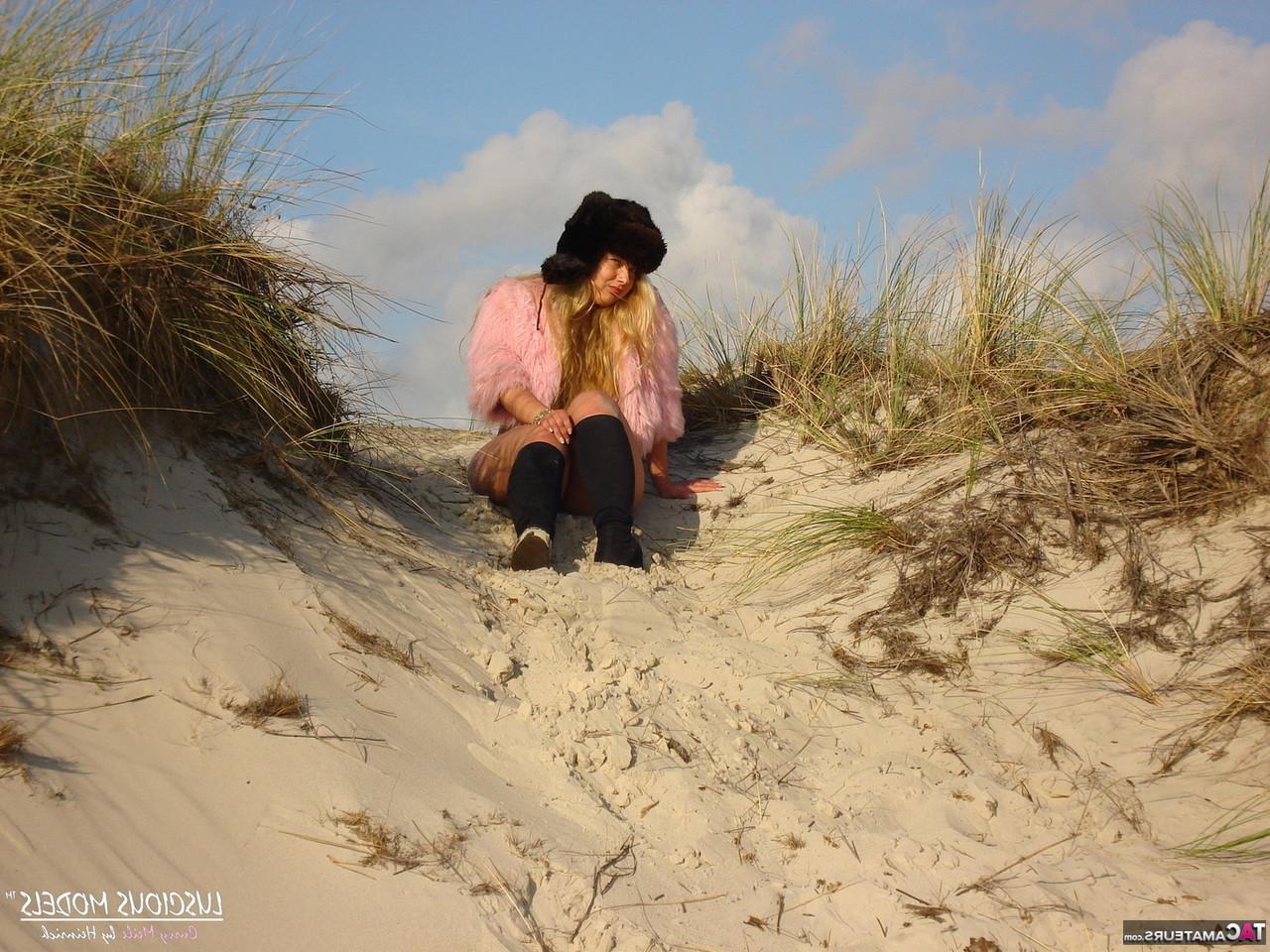16P La rubia gordita Luscious Models se desnuda en la playa con botas negras