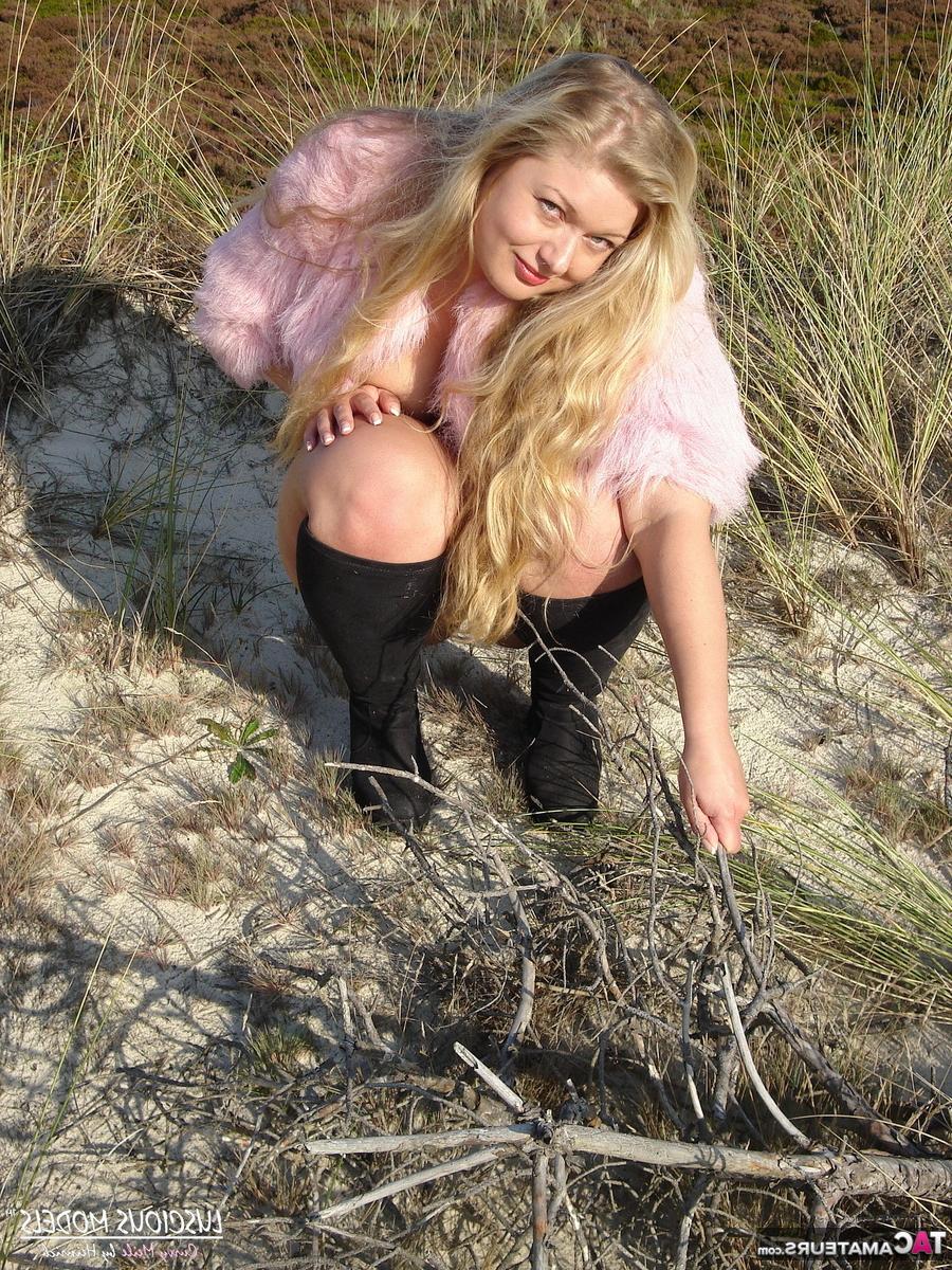 16P La rubia gordita Luscious Models se desnuda en la playa con botas negras