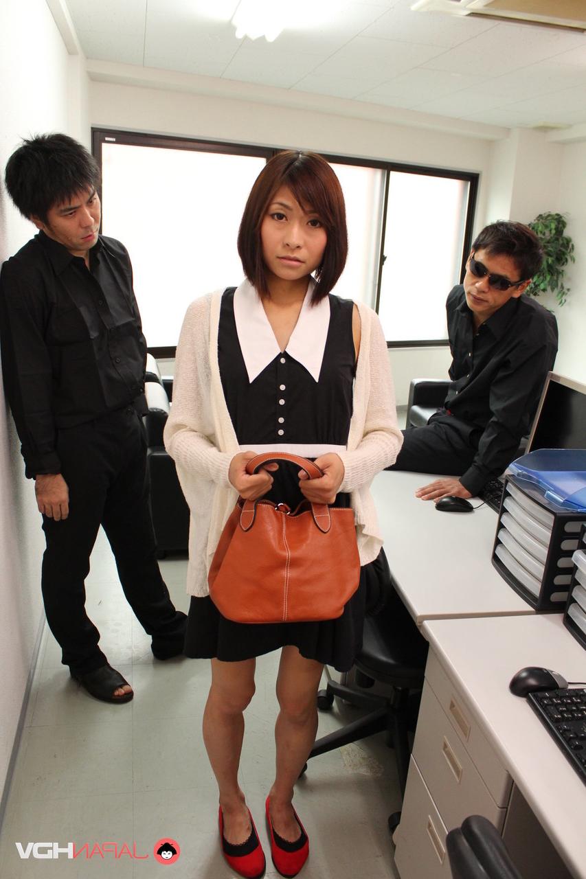 15P A secretária japonesa Hikari Kazami fica nua perto de uma janela no trabalho